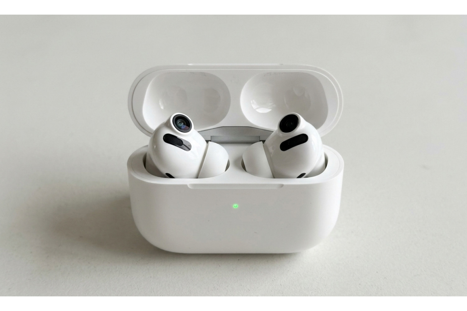 Следующие AirPods могут получить фото и видеокамеры: зачем наушникам зрение